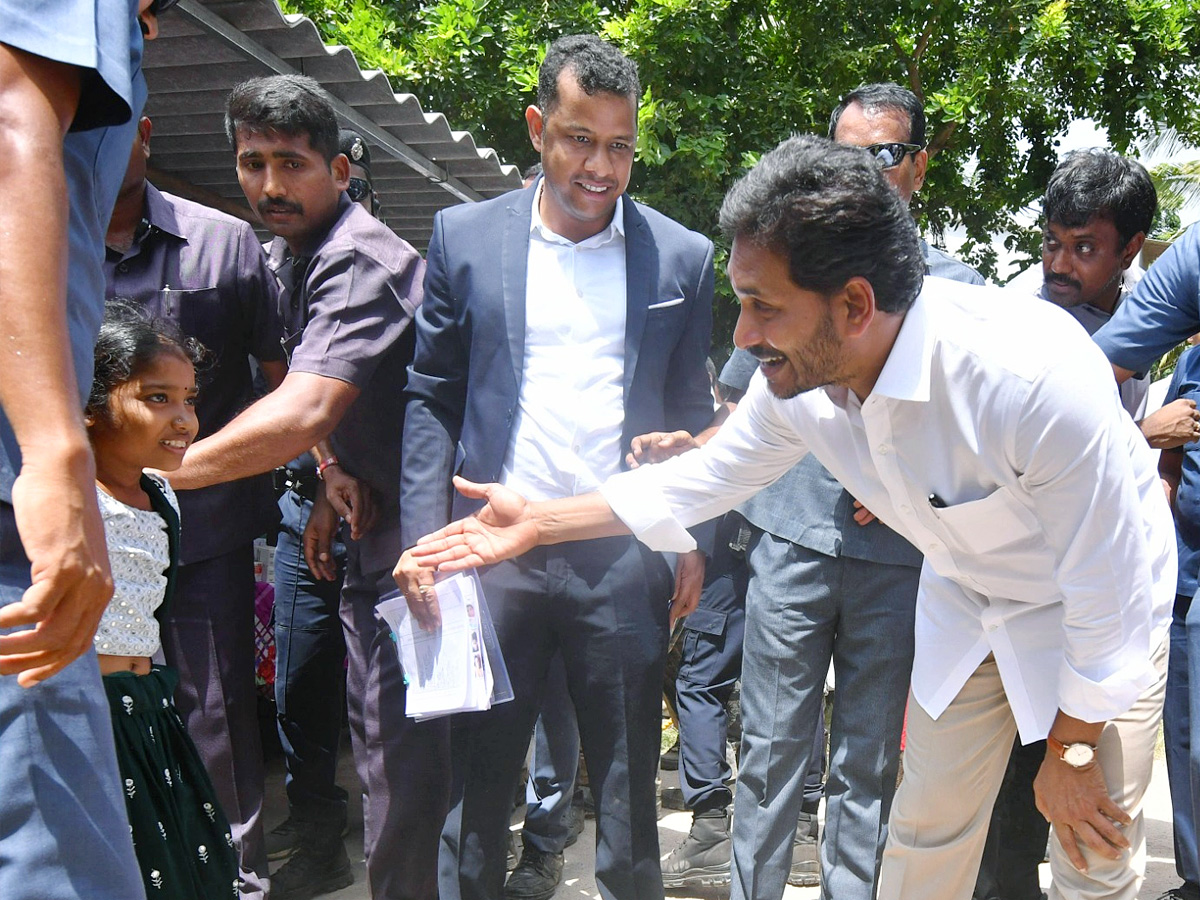 CM YS Jagan Interacts with Flood Affected People at Konaseema District PHotos - Sakshi28