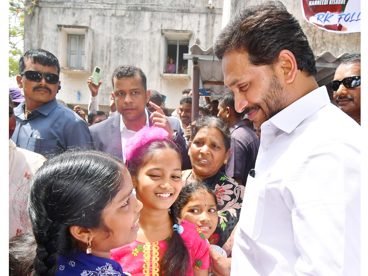 CM YS Jagan Interacts with Flood Affected People at Konaseema District PHotos - Sakshi29