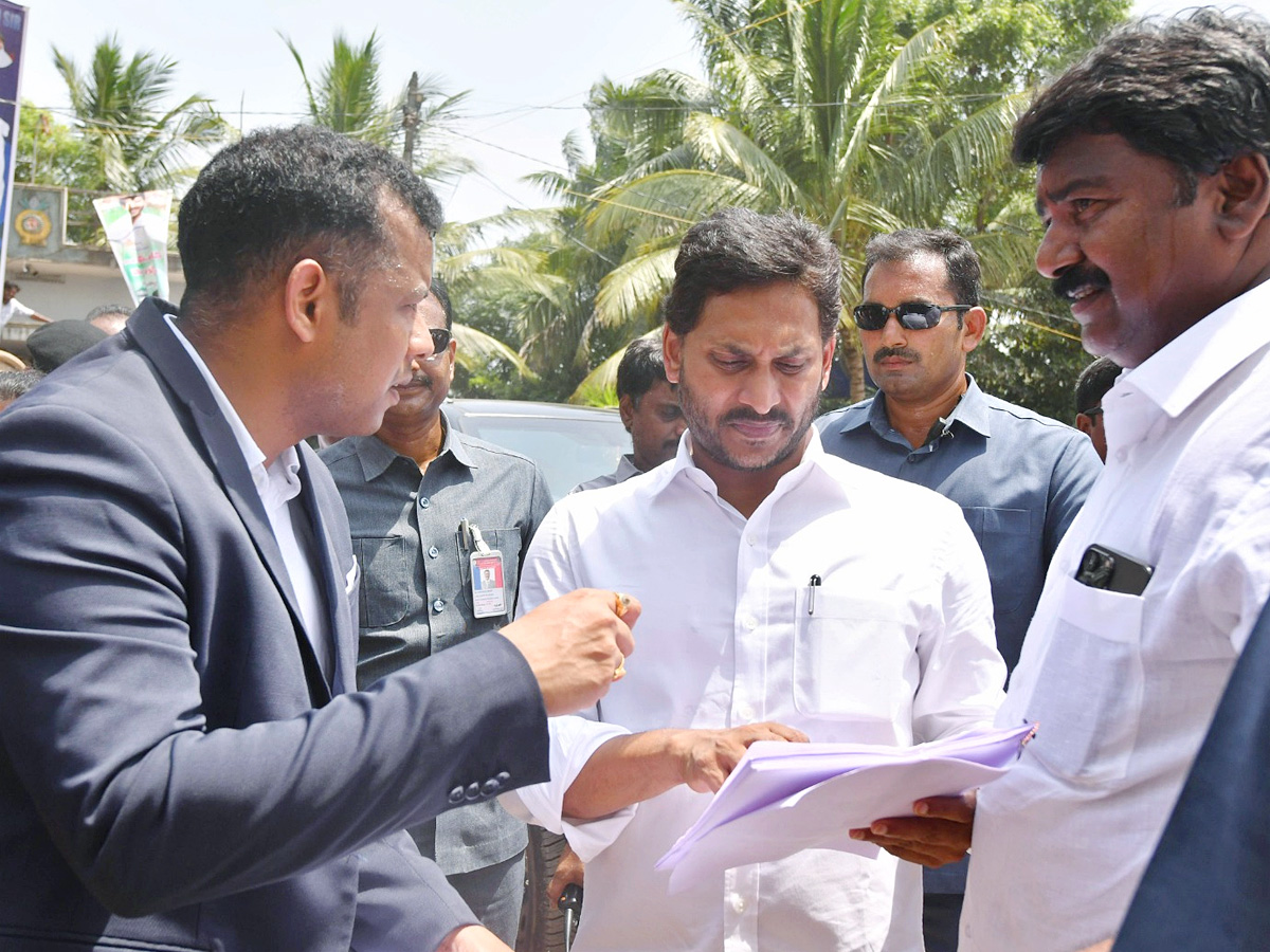 CM YS Jagan Interacts with Flood Affected People at Konaseema District PHotos - Sakshi30