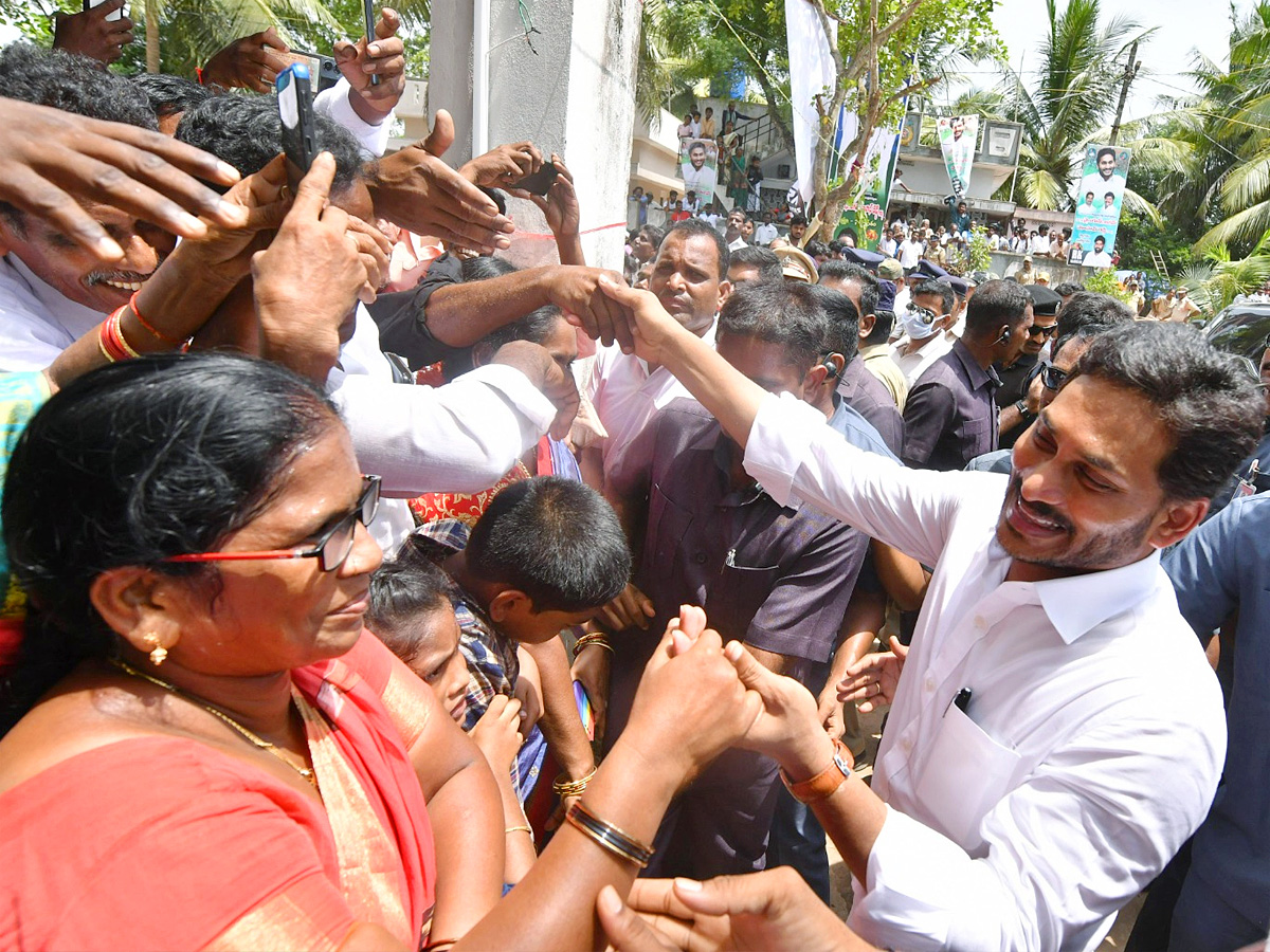 CM YS Jagan Interacts with Flood Affected People at Konaseema District PHotos - Sakshi31