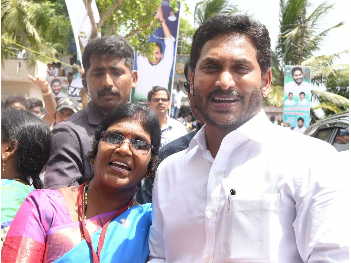 CM YS Jagan Interacts with Flood Affected People at Konaseema District PHotos - Sakshi32