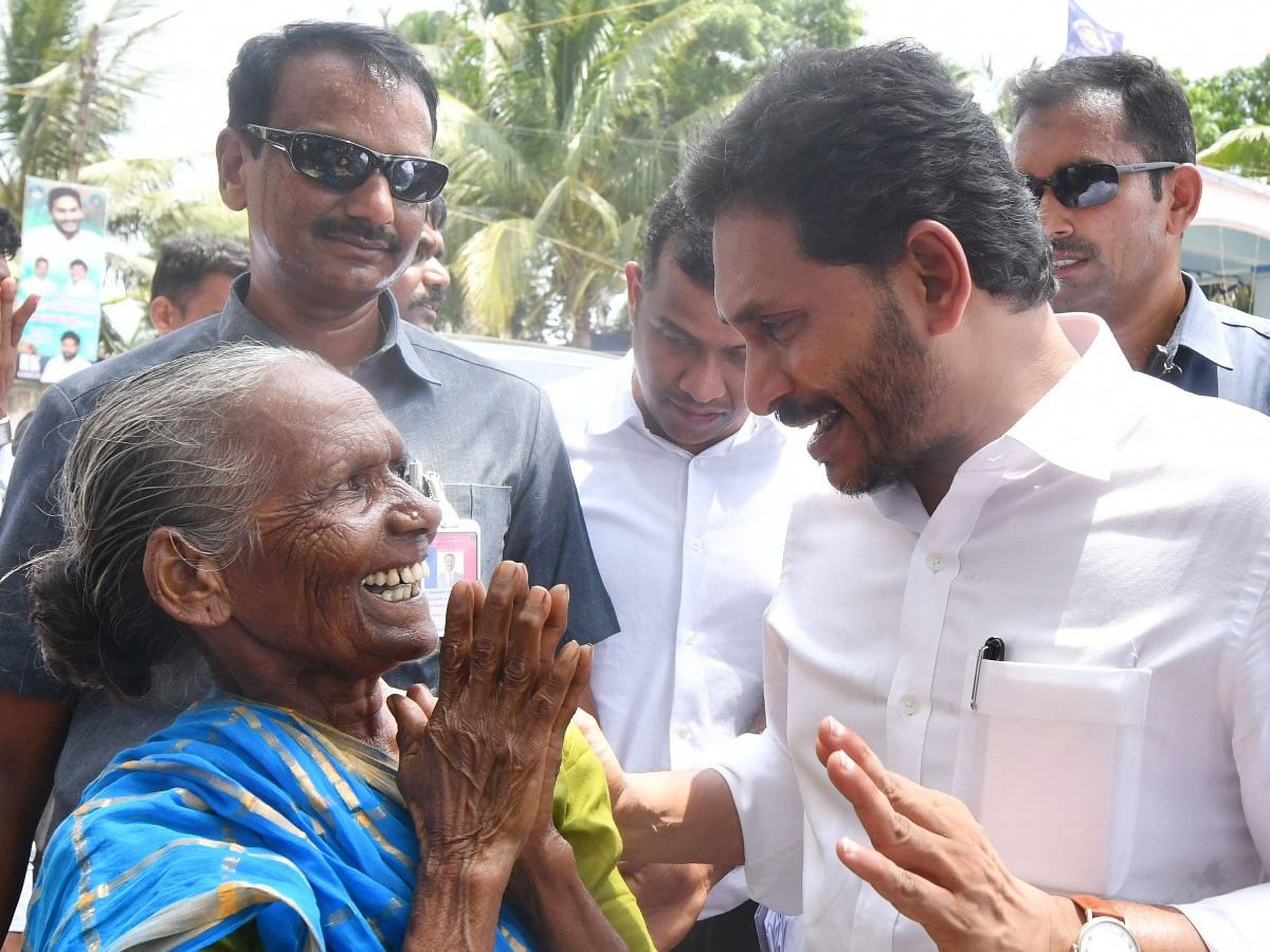 CM YS Jagan Interacts with Flood Affected People at Konaseema District PHotos - Sakshi33