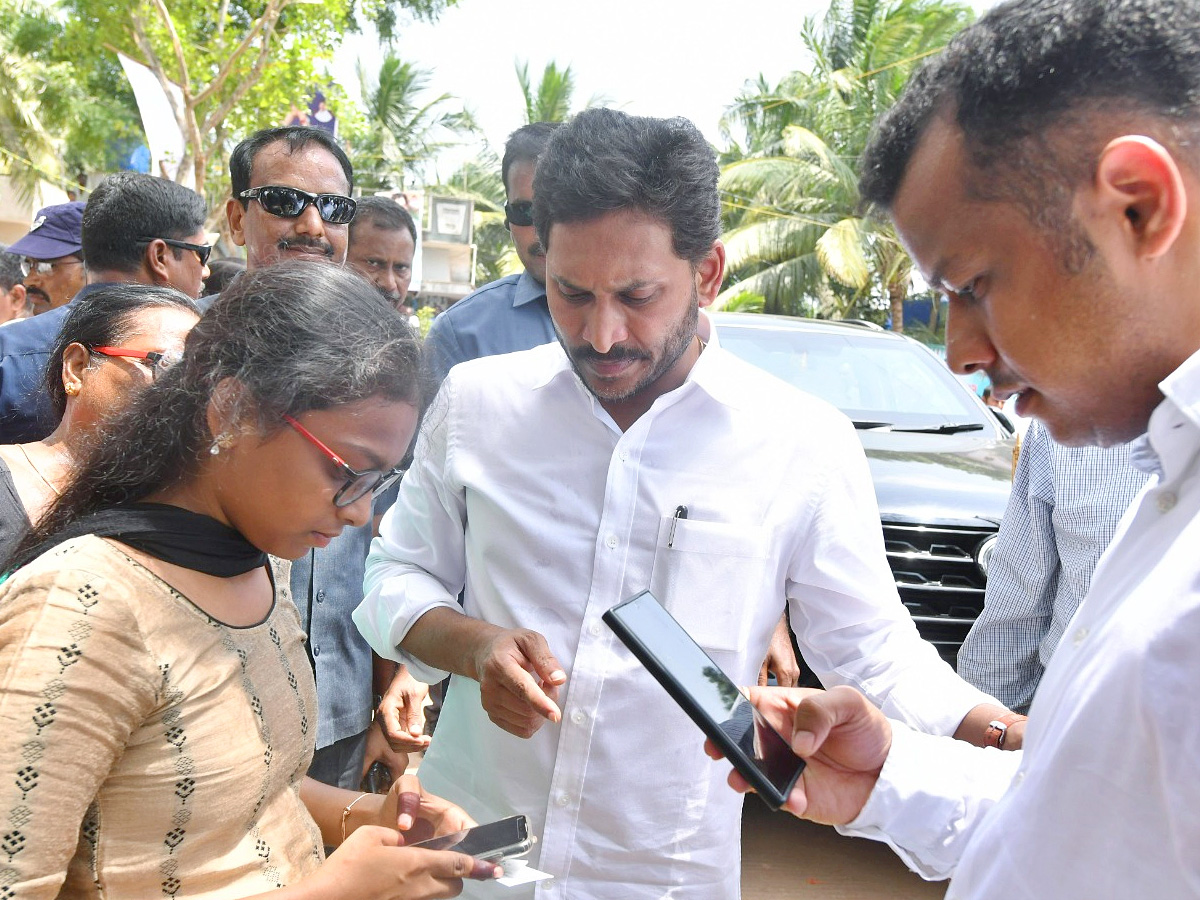 CM YS Jagan Interacts with Flood Affected People at Konaseema District PHotos - Sakshi34