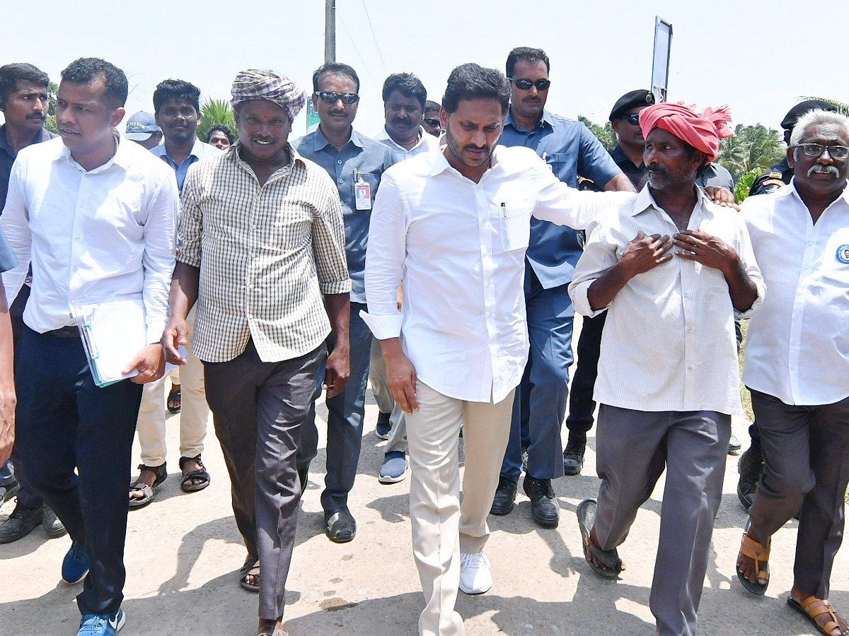 CM YS Jagan Interacts with Flood Affected People at Konaseema District PHotos - Sakshi36