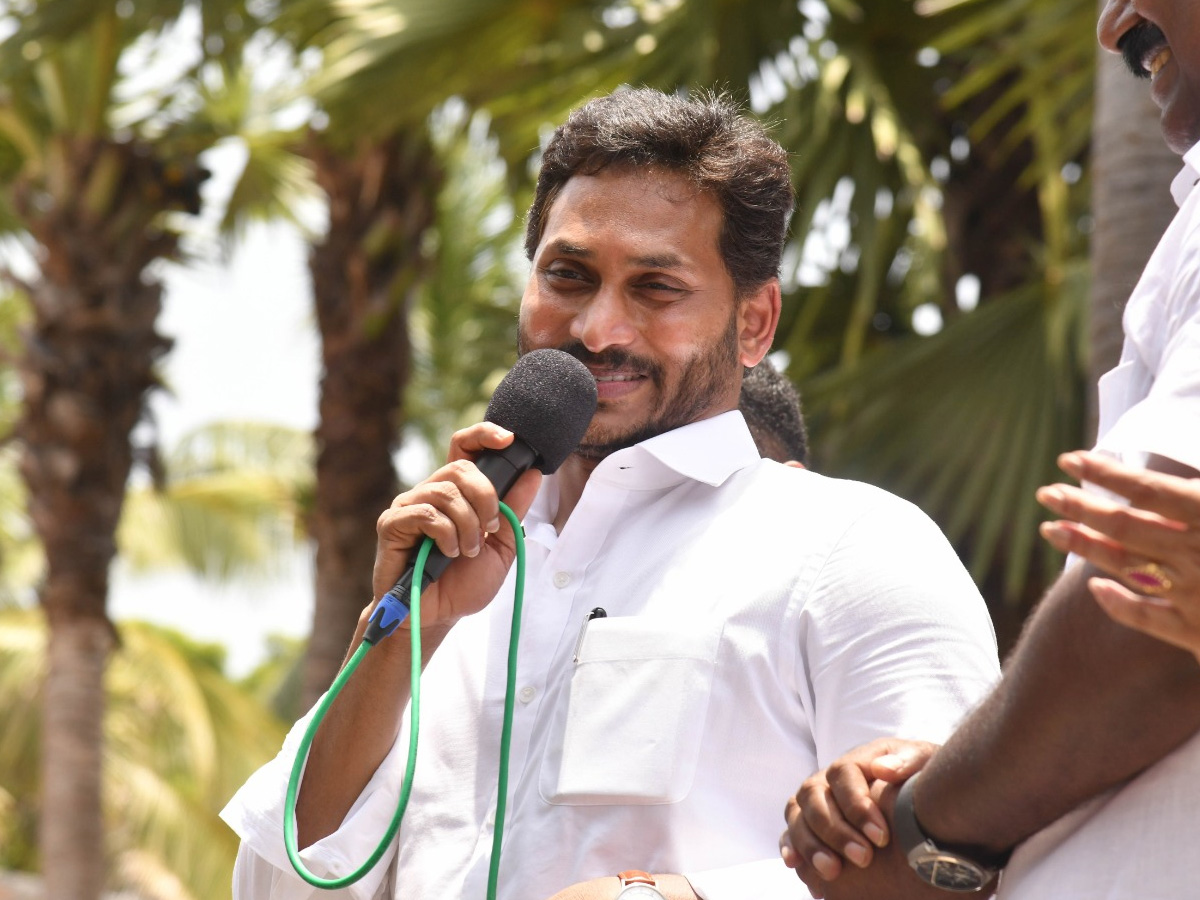 CM YS Jagan Interacts with Flood Affected People at Konaseema District PHotos - Sakshi37