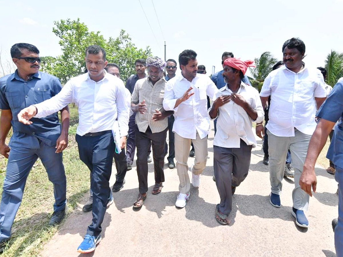 CM YS Jagan Interacts with Flood Affected People at Konaseema District PHotos - Sakshi5