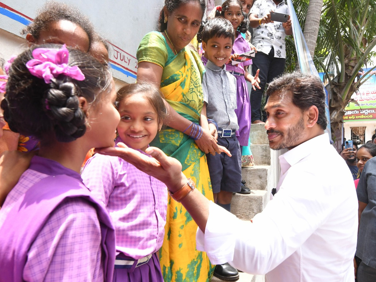 CM YS Jagan Interacts with Flood Affected People at Konaseema District PHotos - Sakshi38