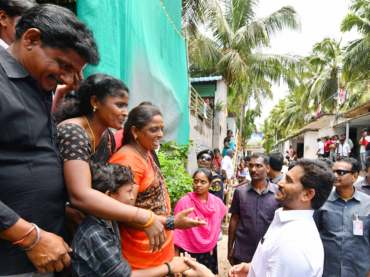 CM YS Jagan Interacts with Flood Affected People at Konaseema District PHotos - Sakshi39