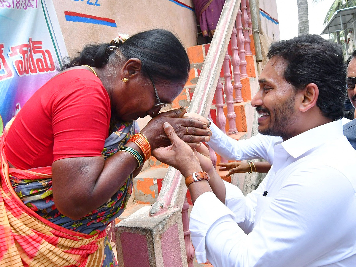 CM YS Jagan Interacts with Flood Affected People at Konaseema District PHotos - Sakshi40