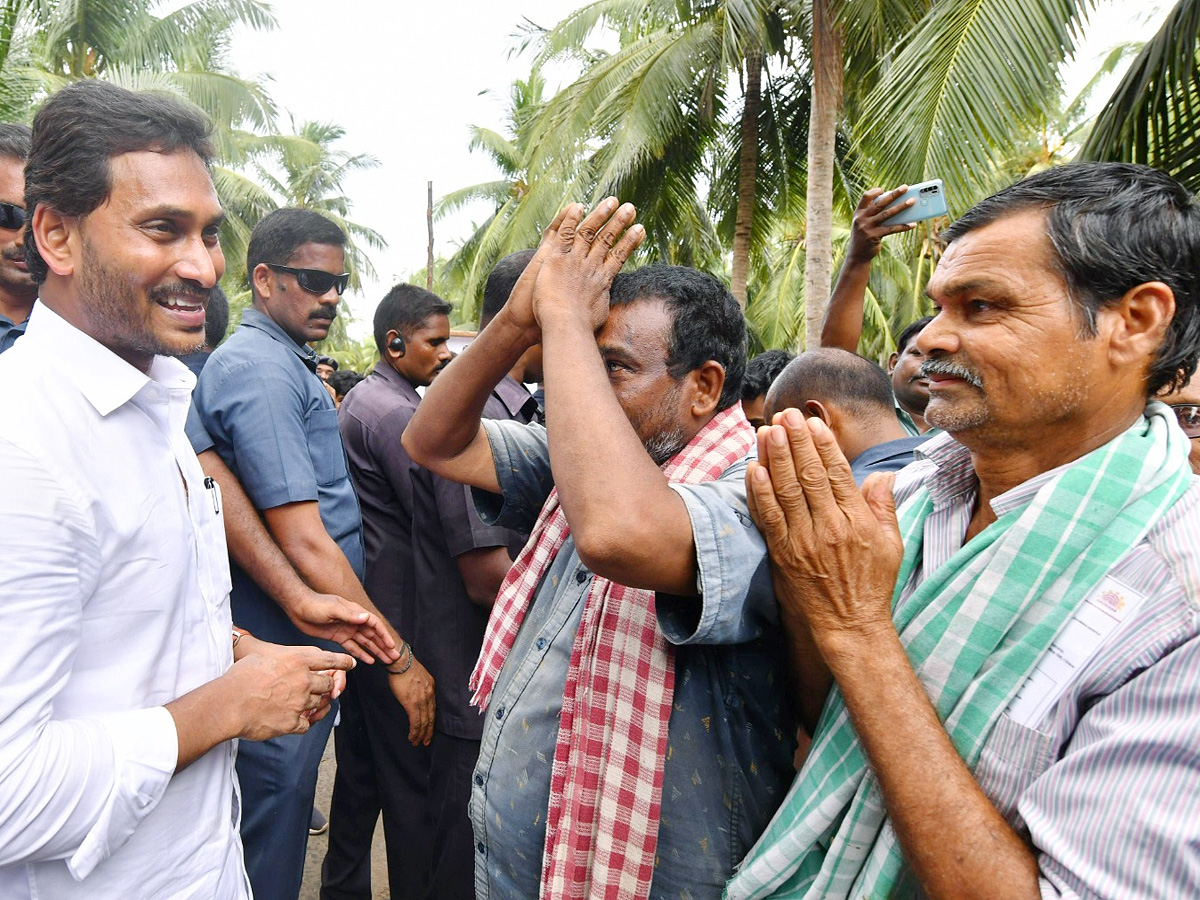 CM YS Jagan Interacts with Flood Affected People at Konaseema District PHotos - Sakshi42