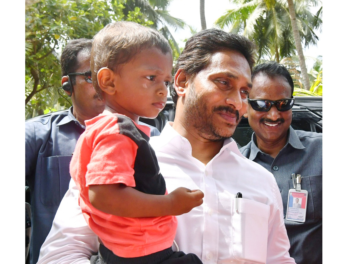 CM YS Jagan Interacts with Flood Affected People at Konaseema District PHotos - Sakshi43