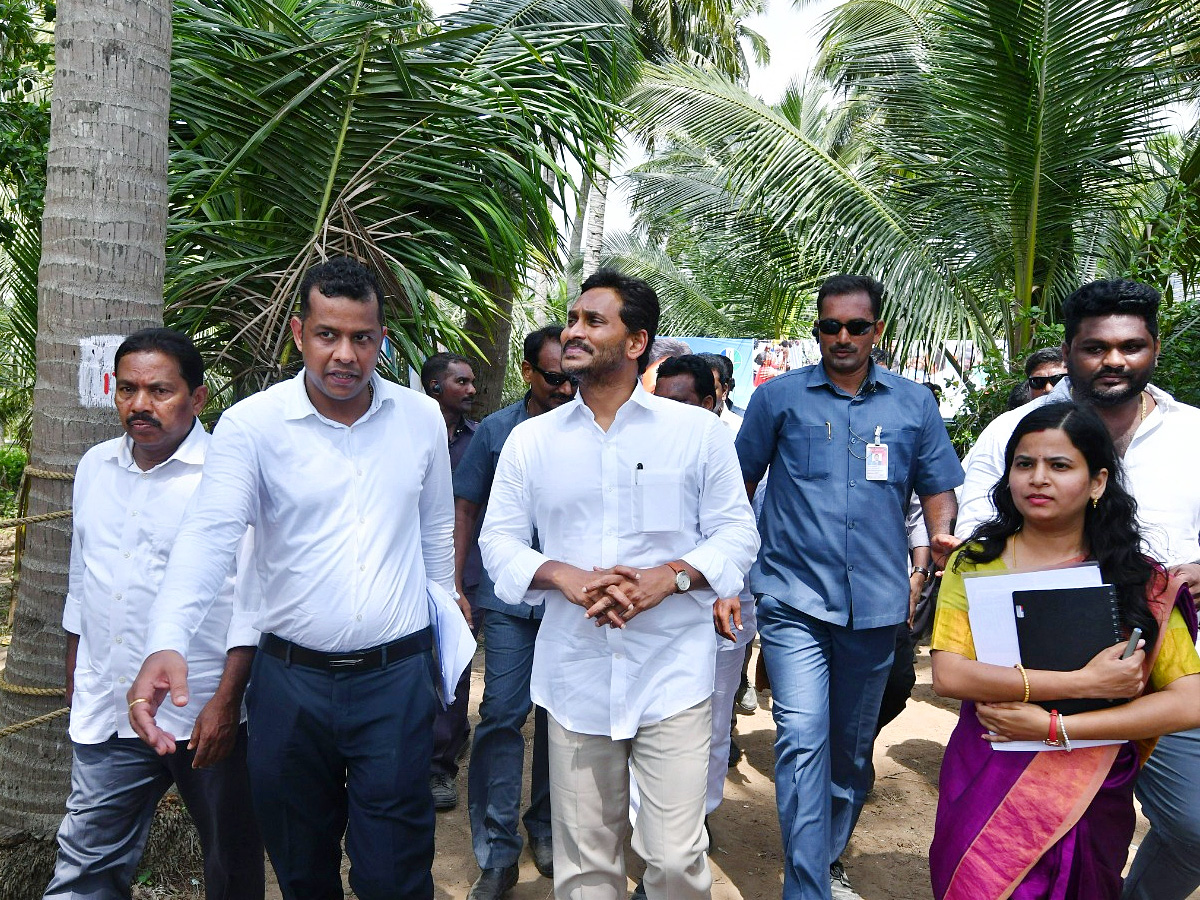 CM YS Jagan Interacts with Flood Affected People at Konaseema District PHotos - Sakshi44