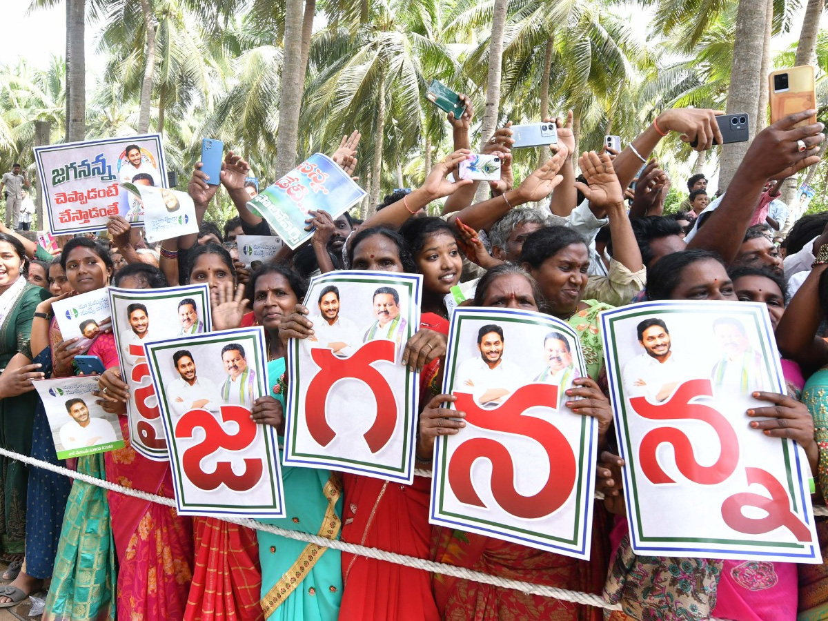 CM YS Jagan Interacts with Flood Affected People at Konaseema District PHotos - Sakshi46