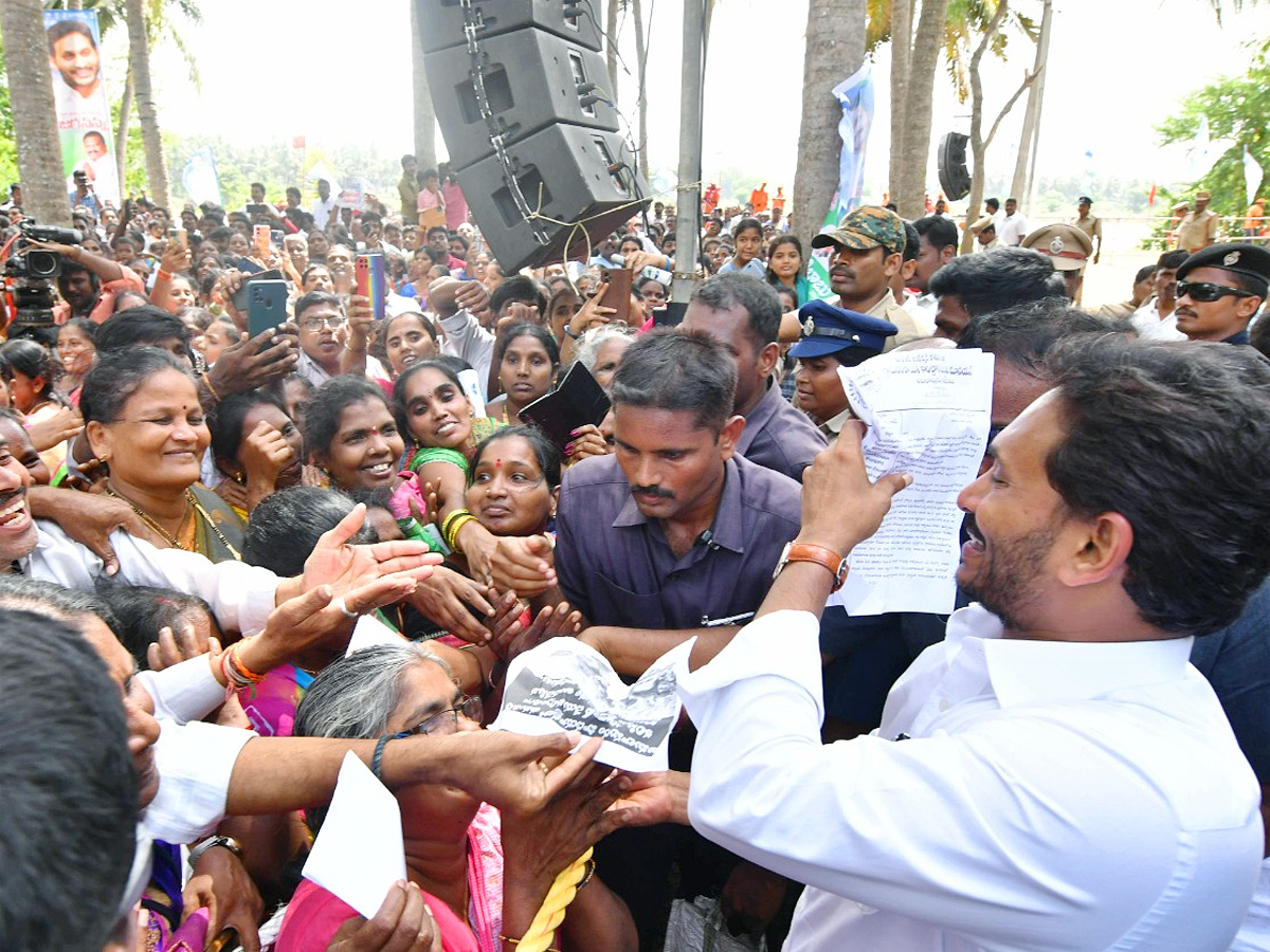 CM YS Jagan Interacts with Flood Affected People at Konaseema District PHotos - Sakshi47