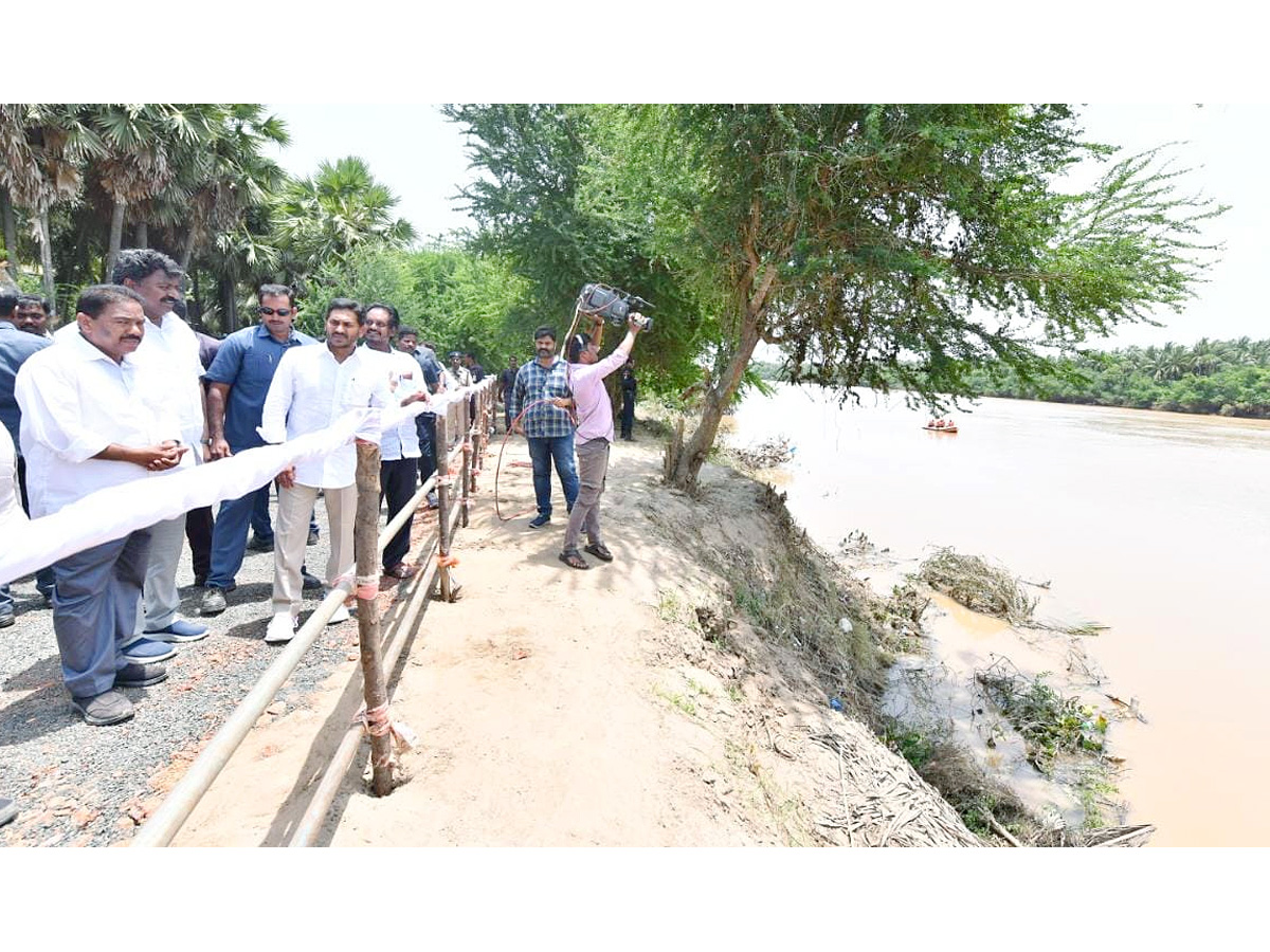 CM YS Jagan Interacts with Flood Affected People at Konaseema District PHotos - Sakshi6