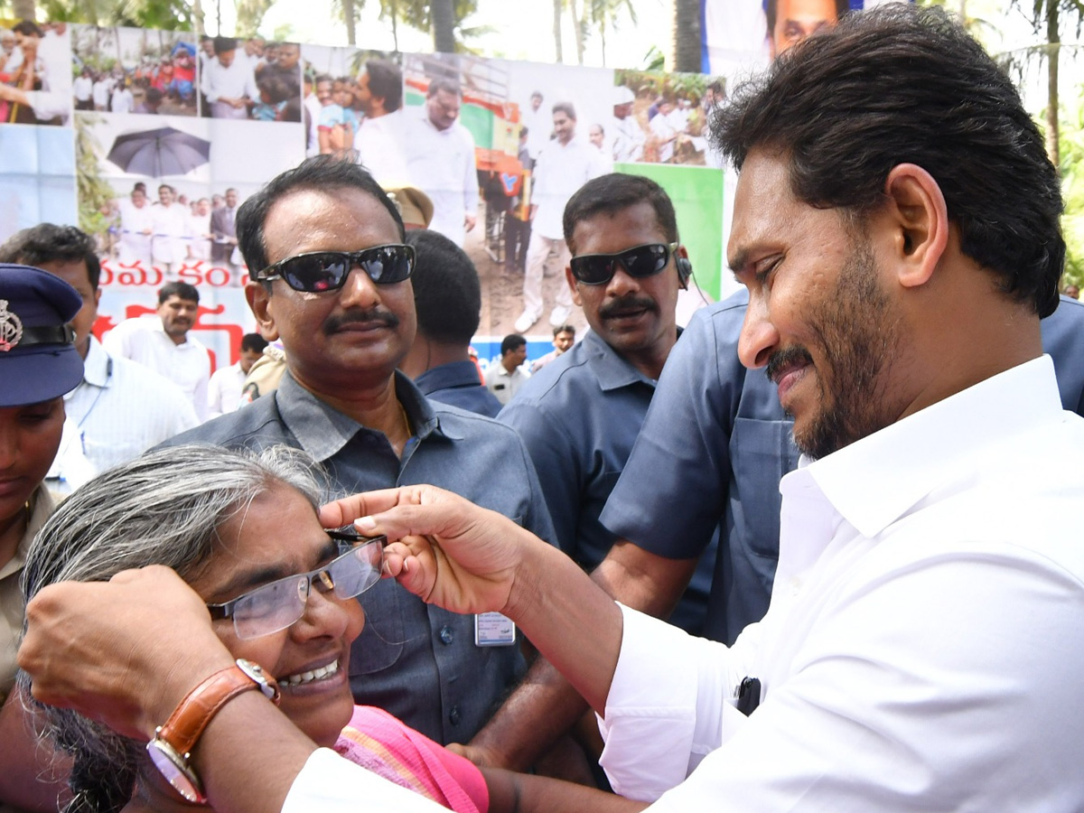 CM YS Jagan Interacts with Flood Affected People at Konaseema District PHotos - Sakshi48