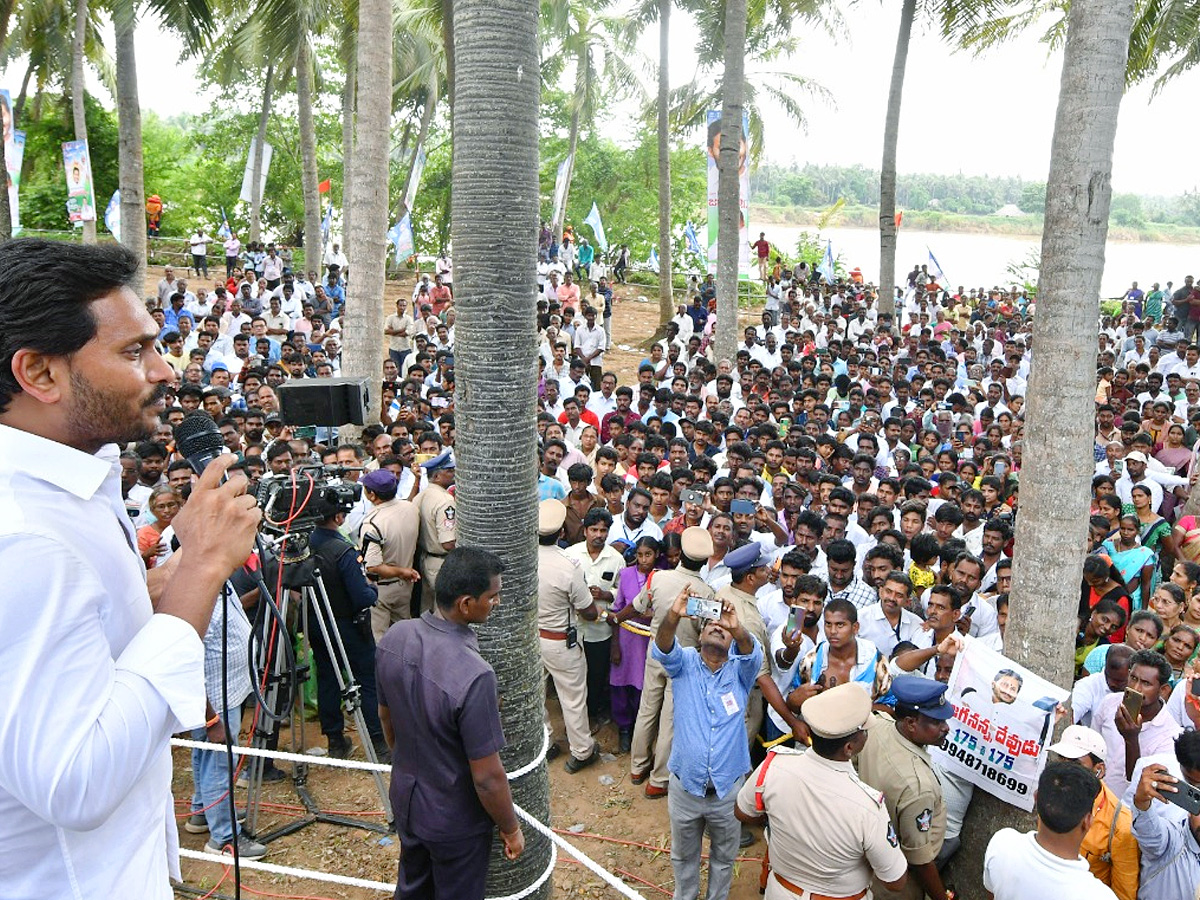 CM YS Jagan Interacts with Flood Affected People at Konaseema District PHotos - Sakshi49