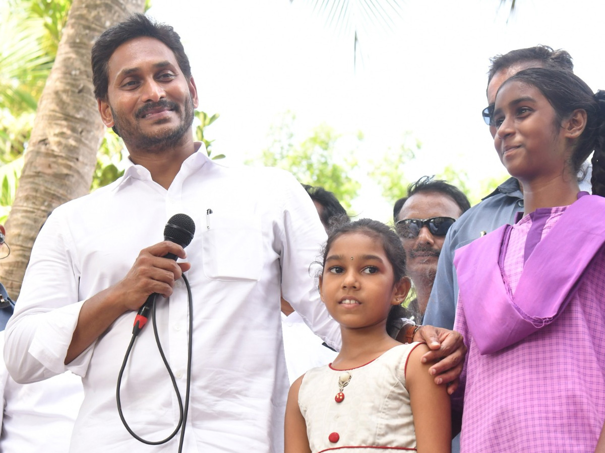 CM YS Jagan Interacts with Flood Affected People at Konaseema District PHotos - Sakshi50