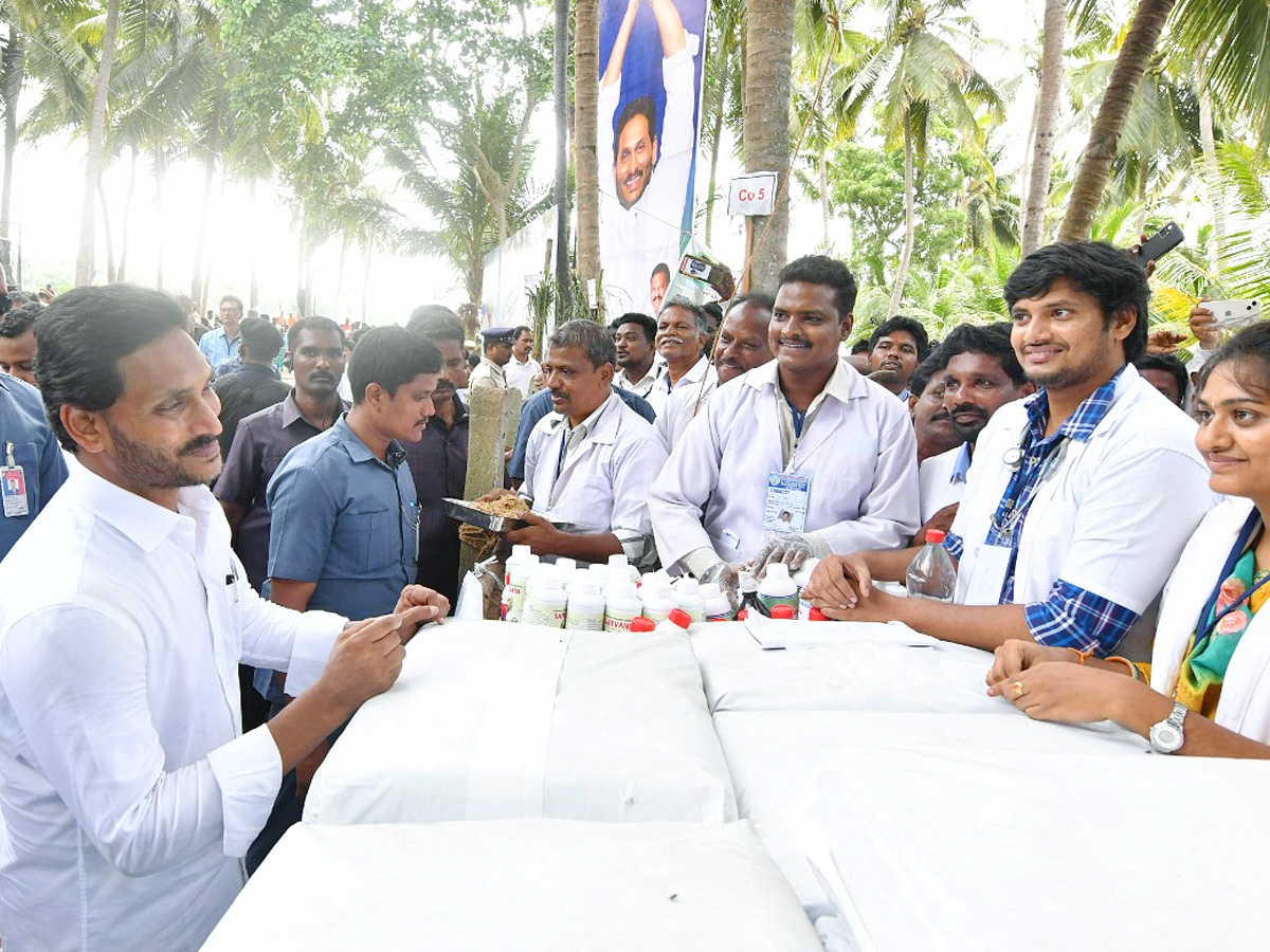 CM YS Jagan Interacts with Flood Affected People at Konaseema District PHotos - Sakshi51