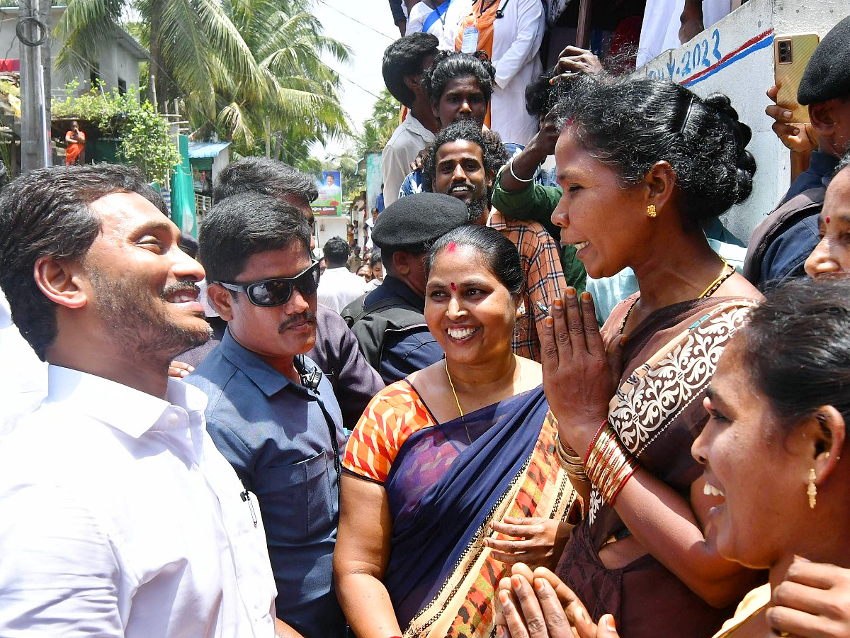 CM YS Jagan Interacts with Flood Affected People at Konaseema District PHotos - Sakshi53