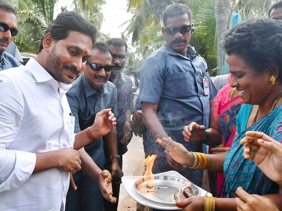 CM YS Jagan Interacts with Flood Affected People at Konaseema District PHotos - Sakshi54