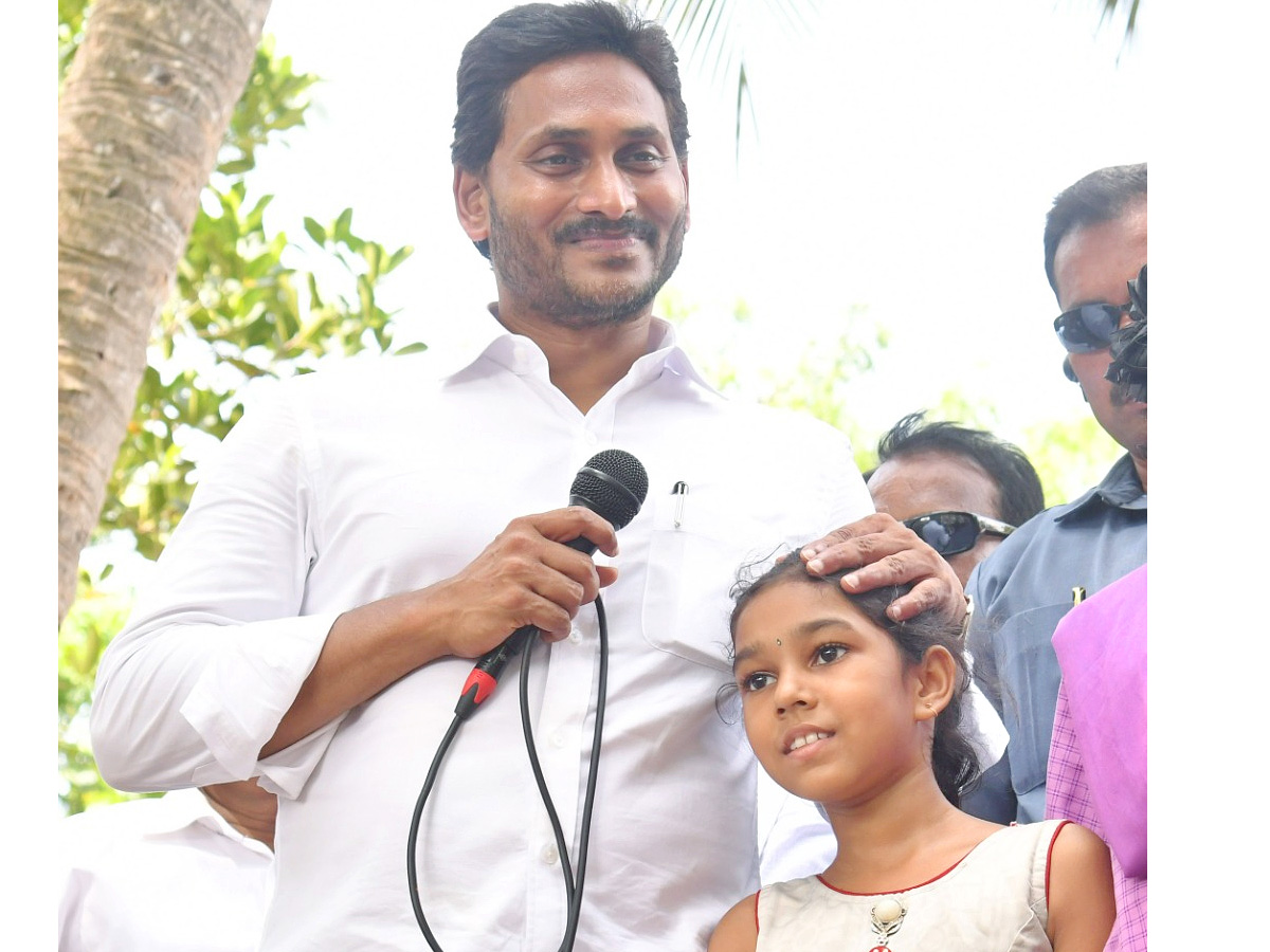 CM YS Jagan Interacts with Flood Affected People at Konaseema District PHotos - Sakshi55