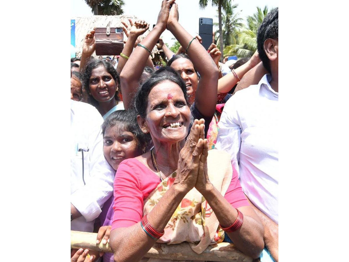 CM YS Jagan Interacts with Flood Affected People at Konaseema District PHotos - Sakshi7