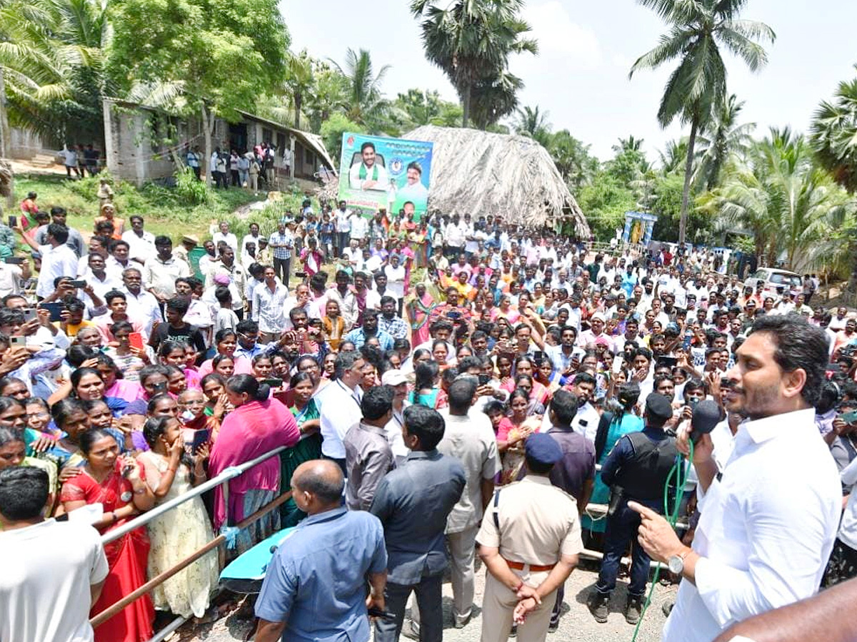 CM YS Jagan Interacts with Flood Affected People at Konaseema District PHotos - Sakshi8