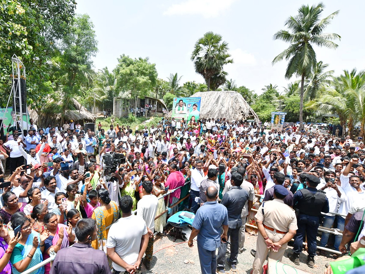 CM YS Jagan Interacts with Flood Affected People at Konaseema District PHotos - Sakshi9