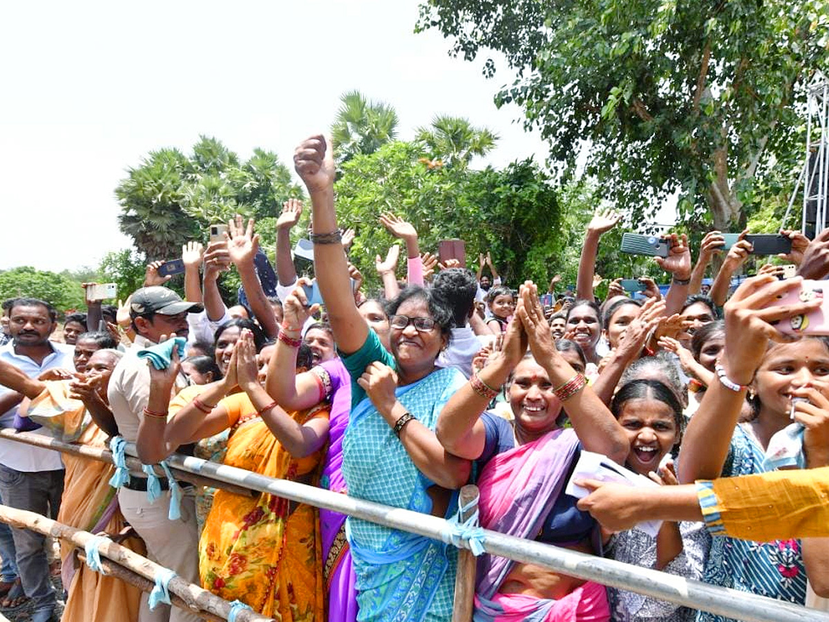 CM YS Jagan Interacts with Flood Affected People at Konaseema District PHotos - Sakshi12