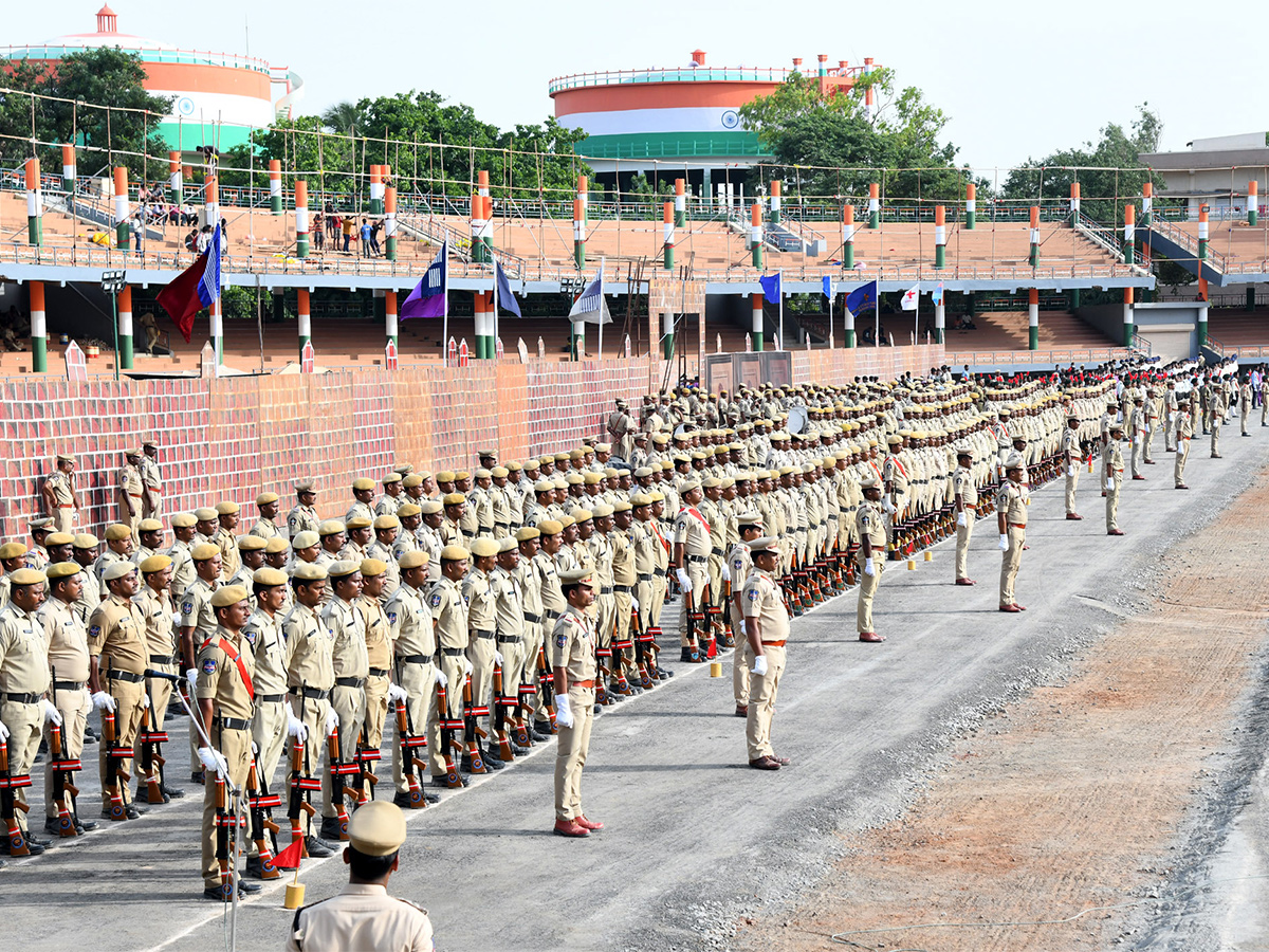 Independence Day Police Rehearsals At Vijayawada Indira Gandhi Municipal Stadium - Sakshi1