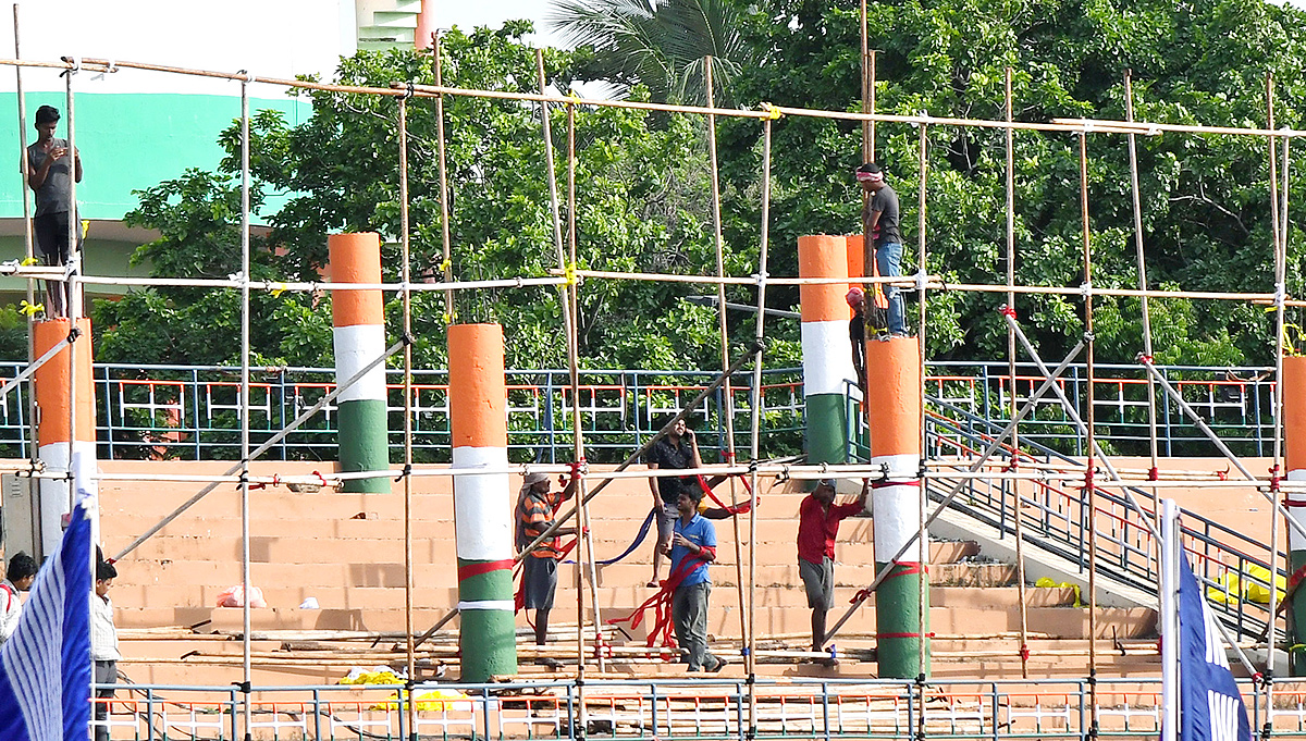 Independence Day Police Rehearsals At Vijayawada Indira Gandhi Municipal Stadium - Sakshi14