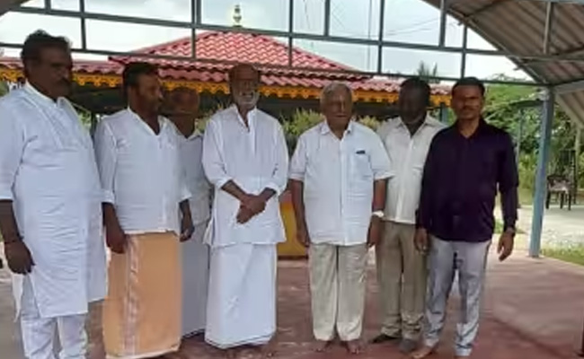 Rajinikanth Visits His Parents Memorial At Nachikuppam - Sakshi7