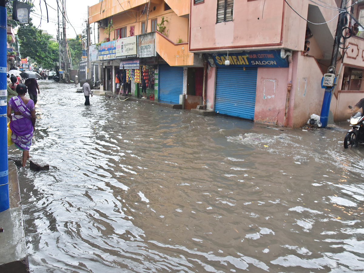 Heavy Rain Hits Several Areas In Hyderabad Photos - Sakshi2