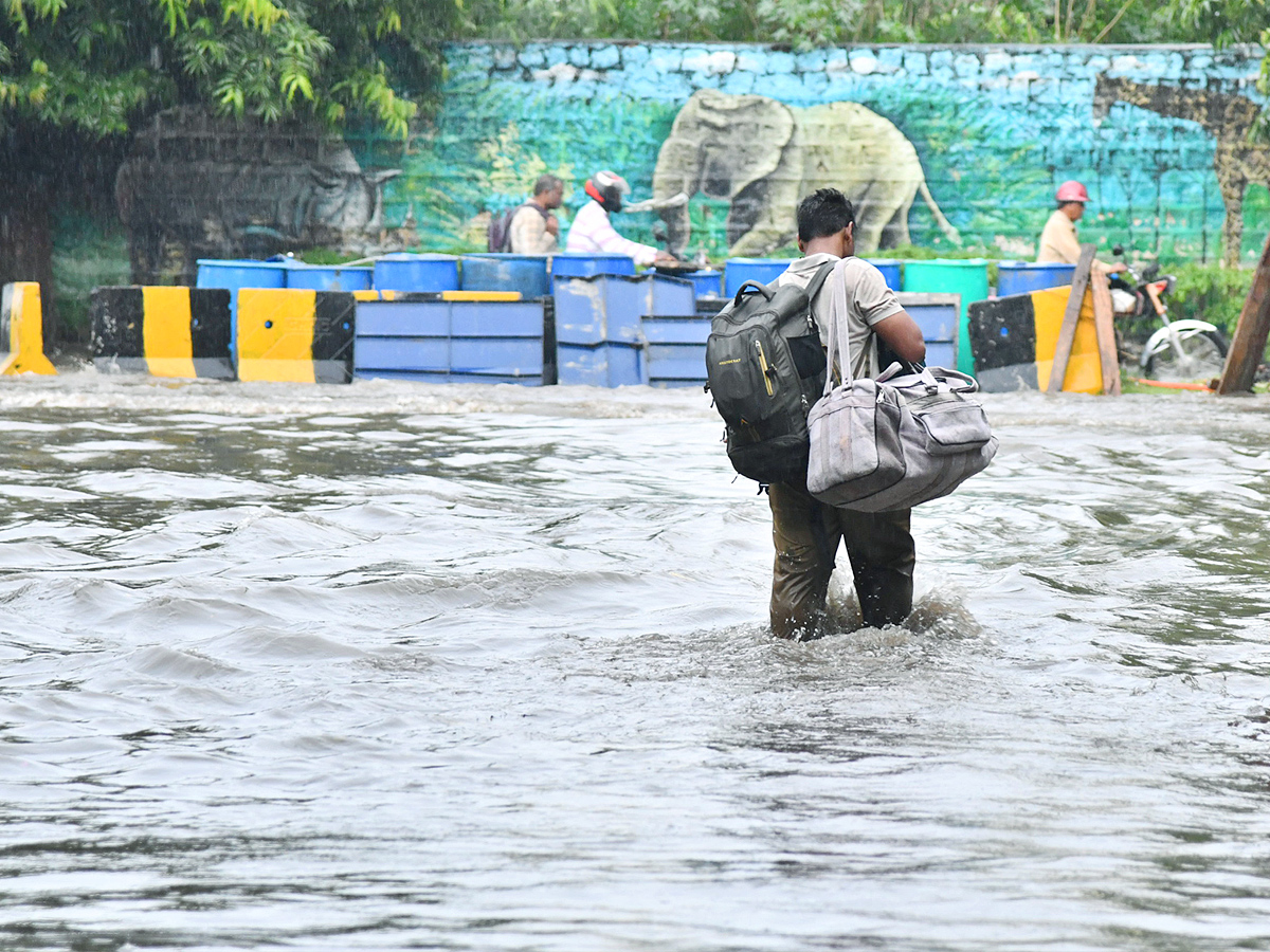 Heavy Rain Hits Several Areas In Hyderabad Photos - Sakshi12