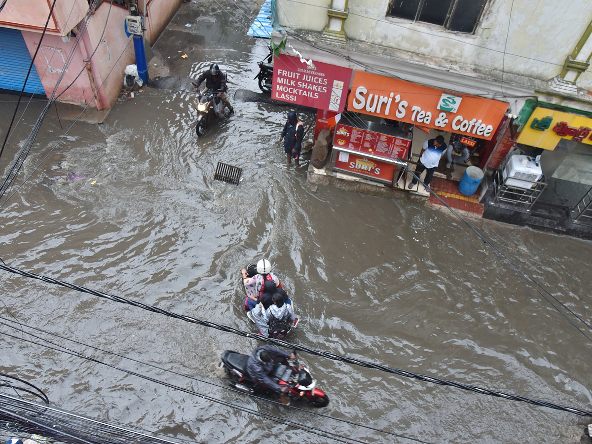 Heavy Rain Hits Several Areas In Hyderabad Photos - Sakshi3