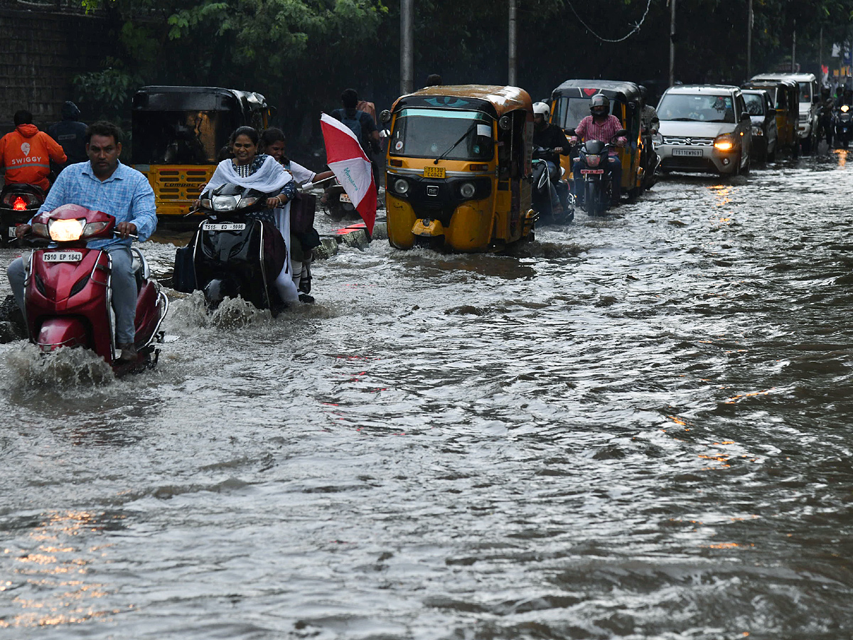 Heavy Rain Hits Several Areas In Hyderabad Photos - Sakshi16