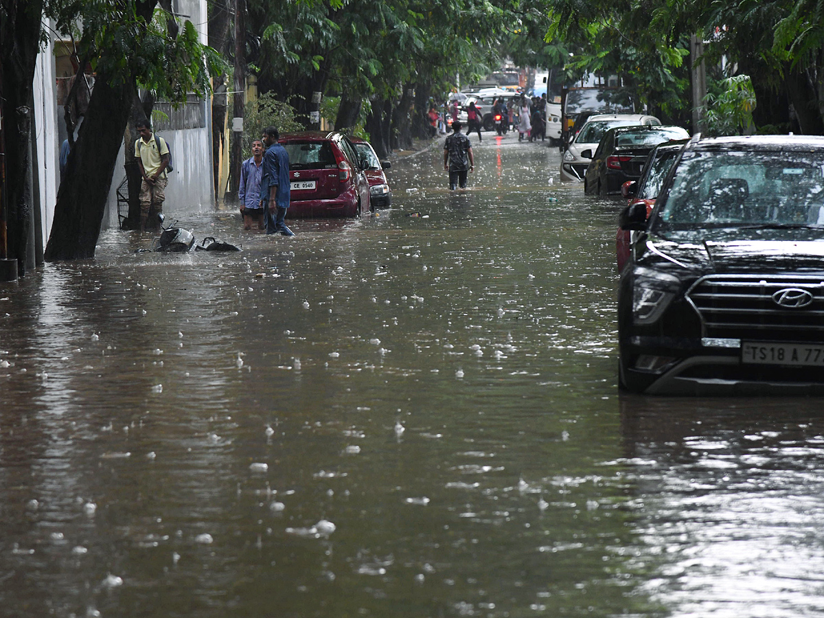 Heavy Rain Hits Several Areas In Hyderabad Photos - Sakshi5