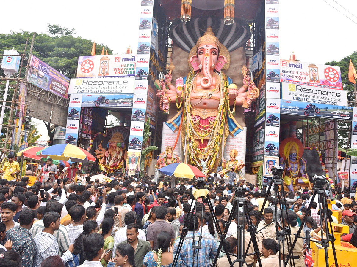 Huge Devotees Rush At Khairatabad Ganesh Photos - Sakshi1