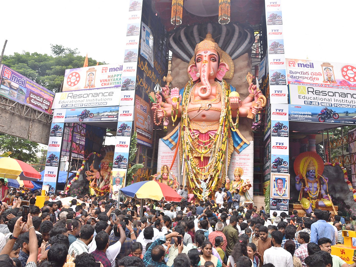 Huge Devotees Rush At Khairatabad Ganesh Photos - Sakshi11