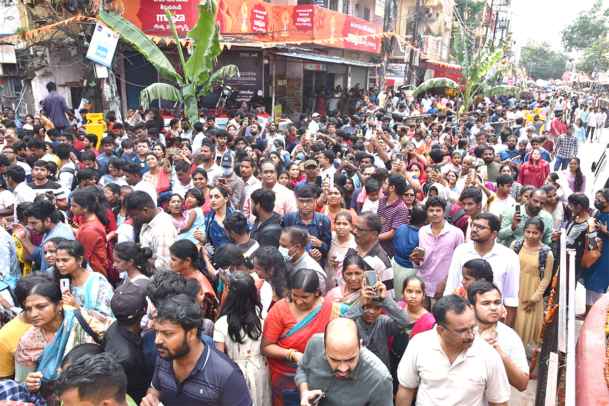 Huge Devotees Rush At Khairatabad Ganesh Photos - Sakshi12