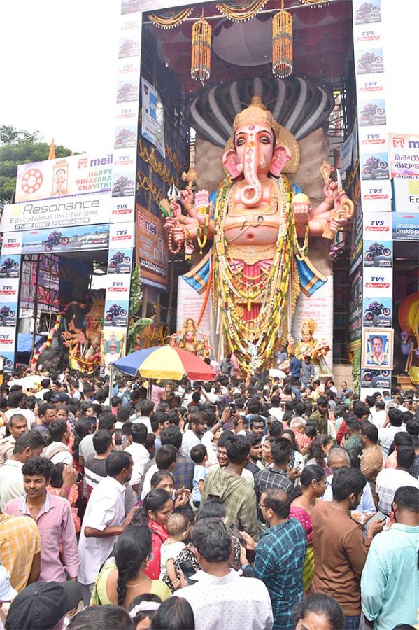 Huge Devotees Rush At Khairatabad Ganesh Photos - Sakshi13