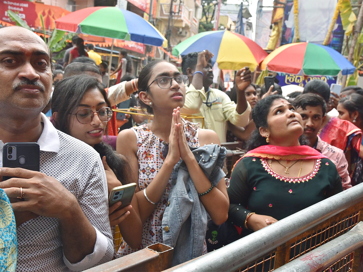 Huge Devotees Rush At Khairatabad Ganesh Photos - Sakshi14