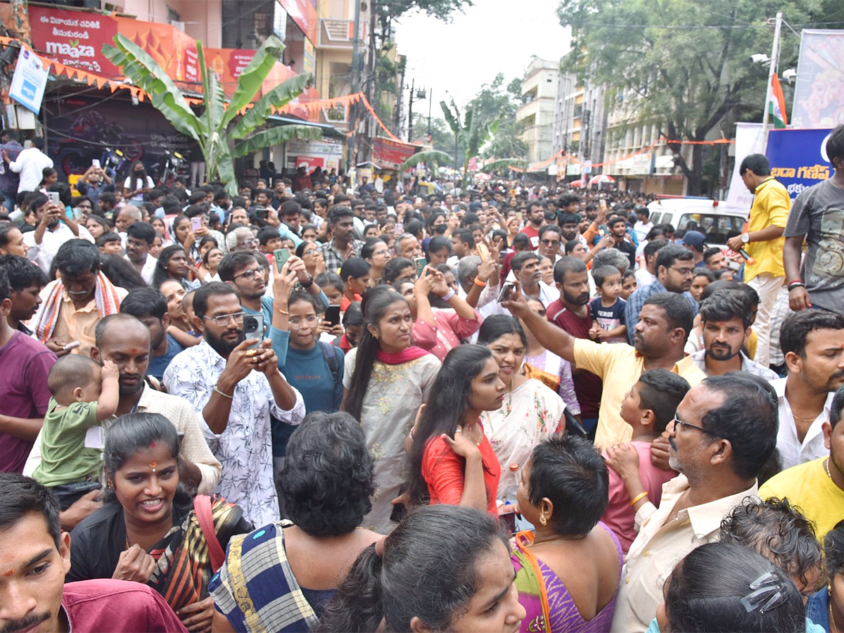 Huge Devotees Rush At Khairatabad Ganesh Photos - Sakshi16