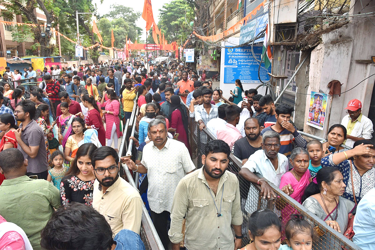 Huge Devotees Rush At Khairatabad Ganesh Photos - Sakshi17