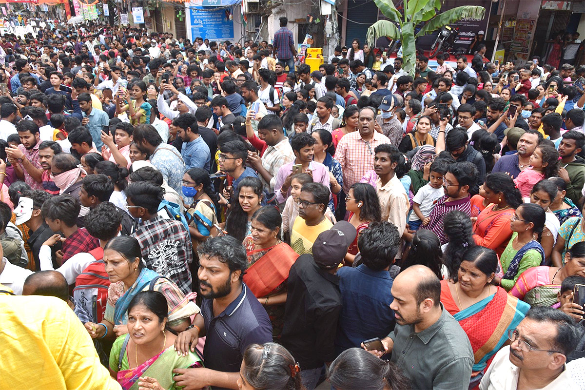 Huge Devotees Rush At Khairatabad Ganesh Photos - Sakshi2