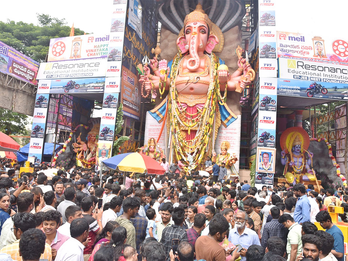 Huge Devotees Rush At Khairatabad Ganesh Photos - Sakshi3