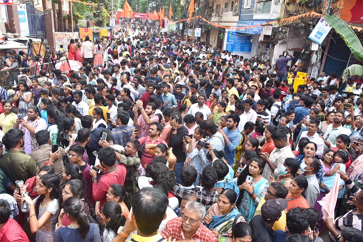 Huge Devotees Rush At Khairatabad Ganesh Photos - Sakshi4