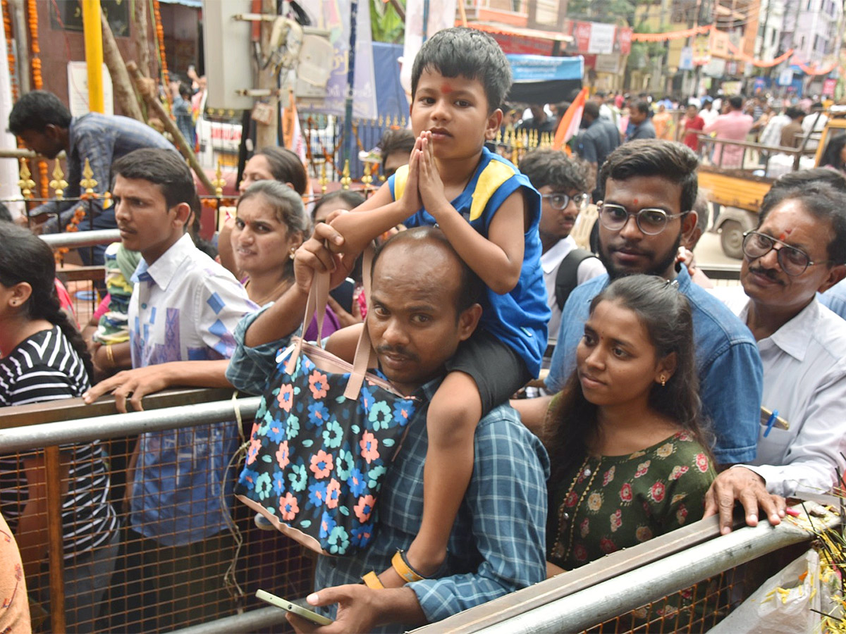 Huge Devotees Rush At Khairatabad Ganesh Photos - Sakshi5