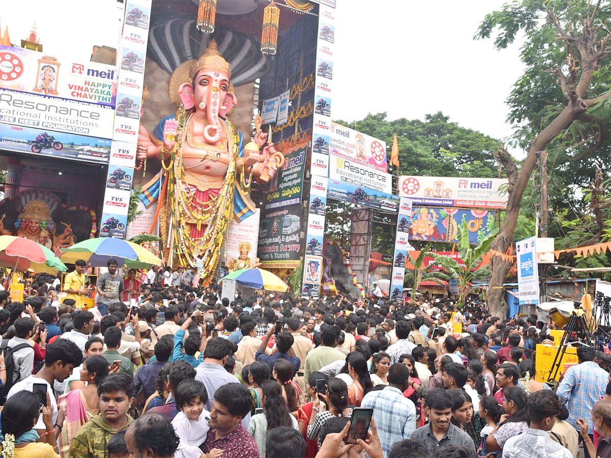 Huge Devotees Rush At Khairatabad Ganesh Photos - Sakshi7